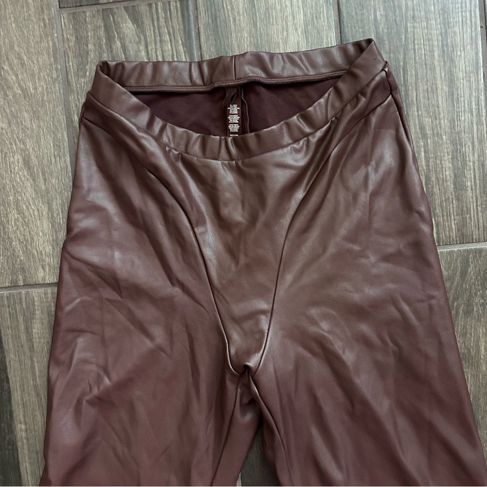 SKIMS Faux Leather Seamed Boot Cut Pant in Cocoa Brown Sz L - Picture 4 of 7